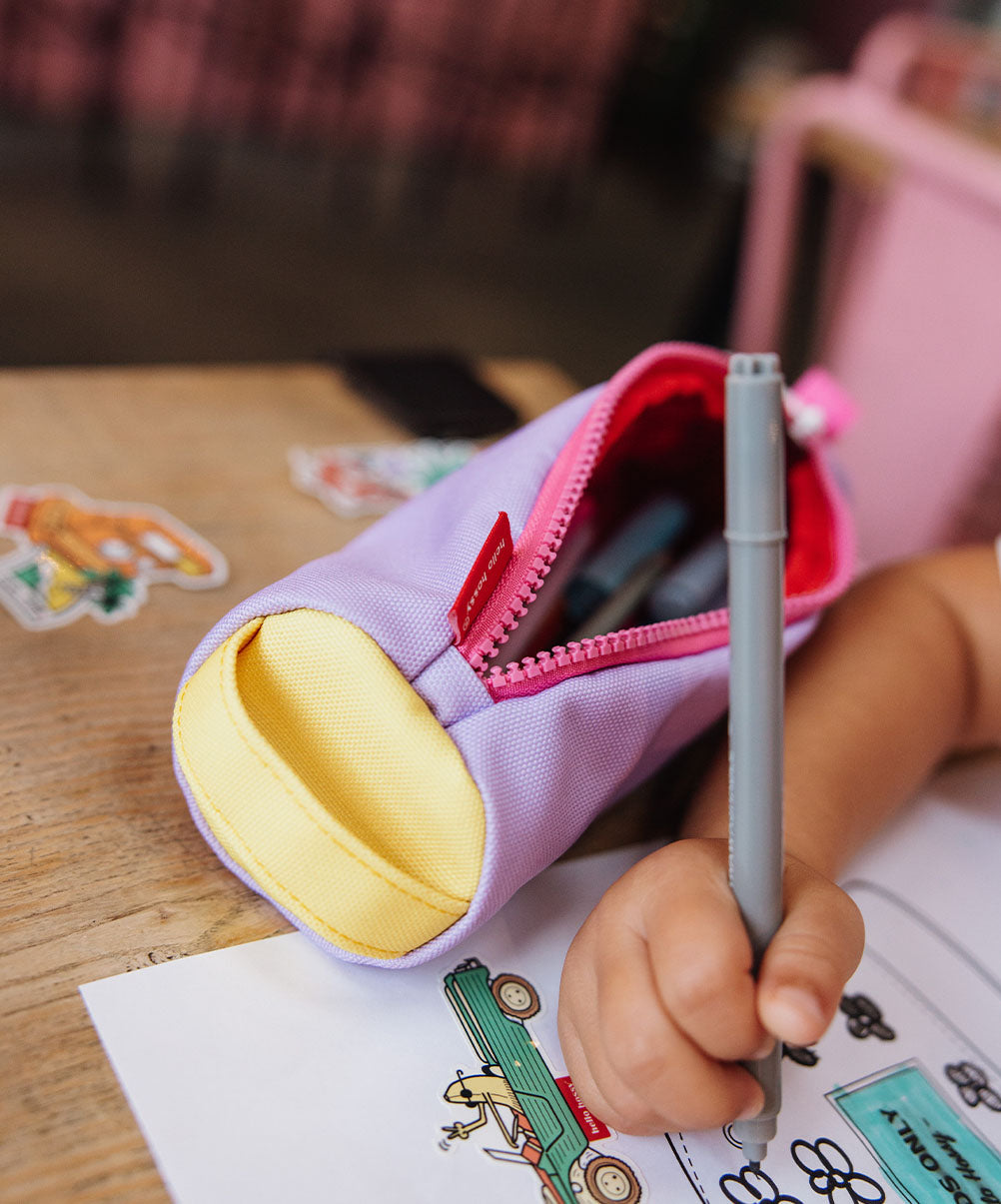 Estojo escolar infantil violeta com rebordo amarelo e fecho rosa Hello Hossy