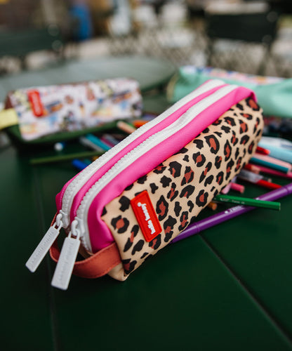 Estojo escolar infantil bege com estampado leopard, fecho duplo e detalhe rosa Hello Hossy