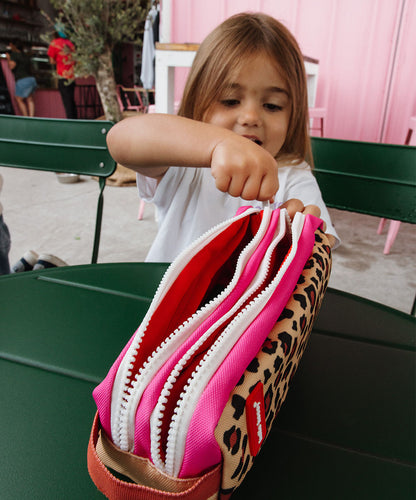 Estojo escolar infantil bege com padrão leopard, triplo fecho e detalhe rosa Hello Hossy