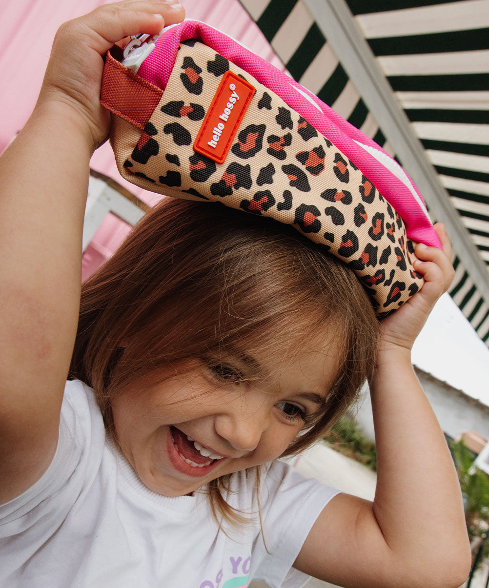 Estojo escolar infantil bege com estampado leopard, interior rosa Hello Hossy