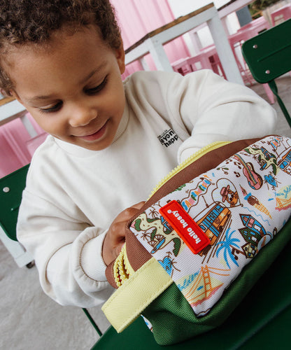 Estojo escolar infantil castanho e creme com estampado de viagem e fecho amarelo Hello Hossy
