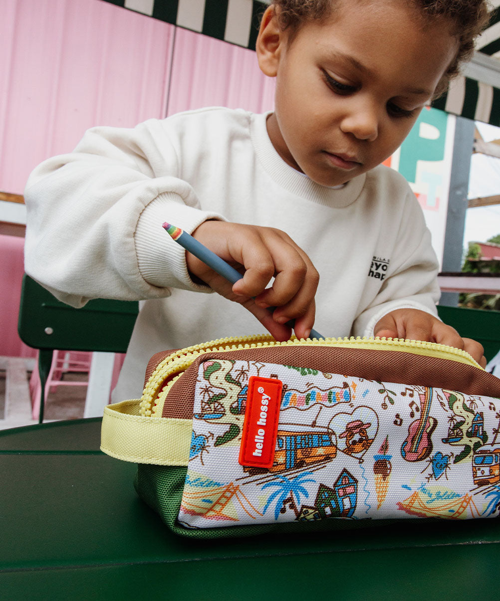 Estojo escolar infantil castanho e creme com padrão de viagem USA, fecho duplo Hello Hossy