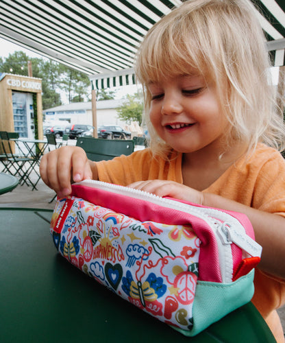 Estojo escolar infantil branco e verde com estampado de flores e detalhes rosa Hello Hossy
