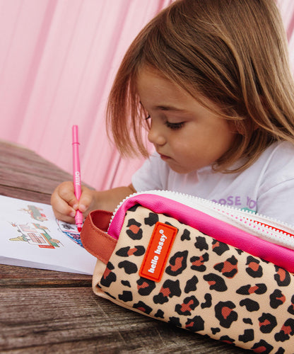 Estojo escolar infantil bege com padrão leopard e fecho rosa Hello Hossy