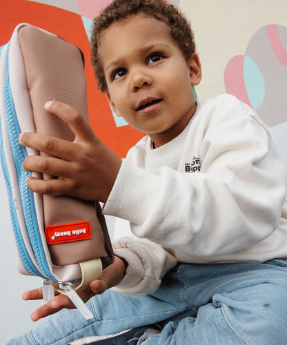 Estojo escolar infantil castanho com fecho duplo e detalhe azul Hello Hossy
