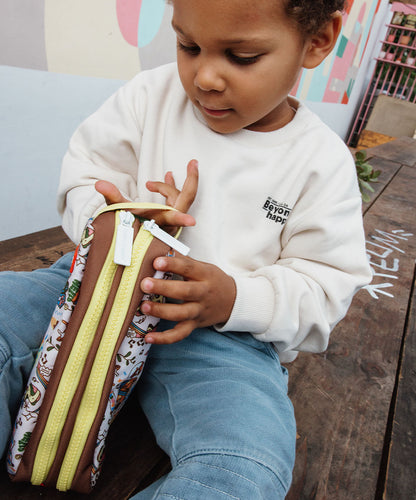 Estojo escolar infantil castanho e creme com estampado viagem e fecho duplo Hello Hossy