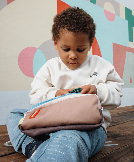 Estojo escolar infantil castanho com fecho duplo e detalhe laranja Hello Hossy