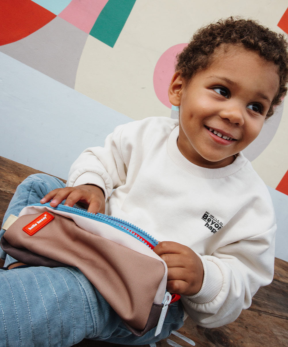 Estojo escolar infantil castanho com fecho duplo e detalhe azul Hello Hossy