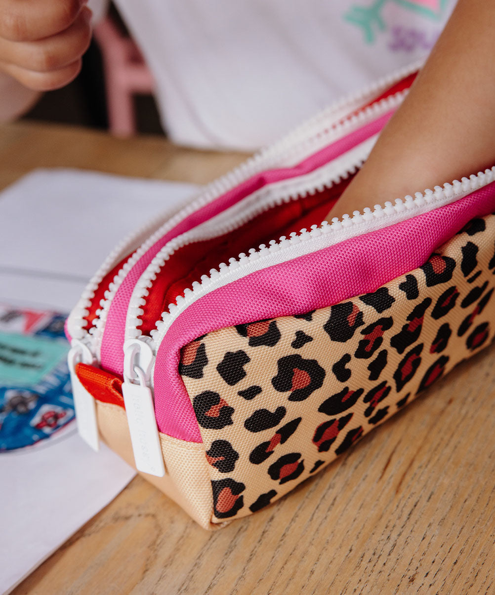 Estojo escolar infantil bege com estampado leopard, fecho duplo e detalhe rosa Hello Hossy