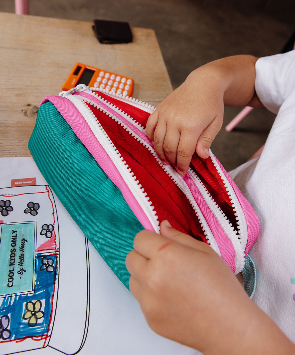 Estojo escolar infantil verde e rosa, fecho duplo, interior vermelho Hello Hossy