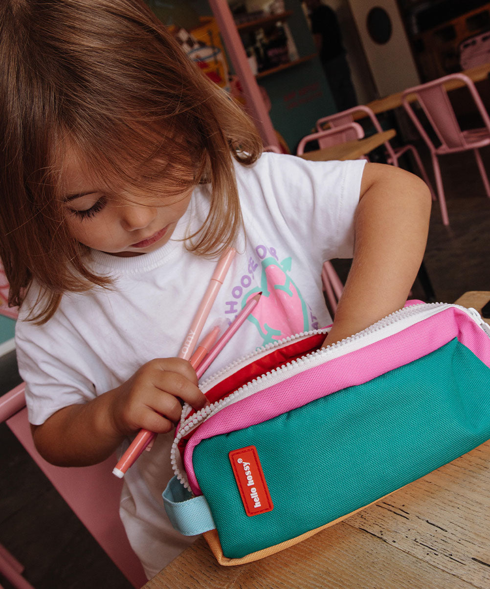 Estojo escolar infantil verde e rosa, interior vermelho, fecho branco Hello Hossy