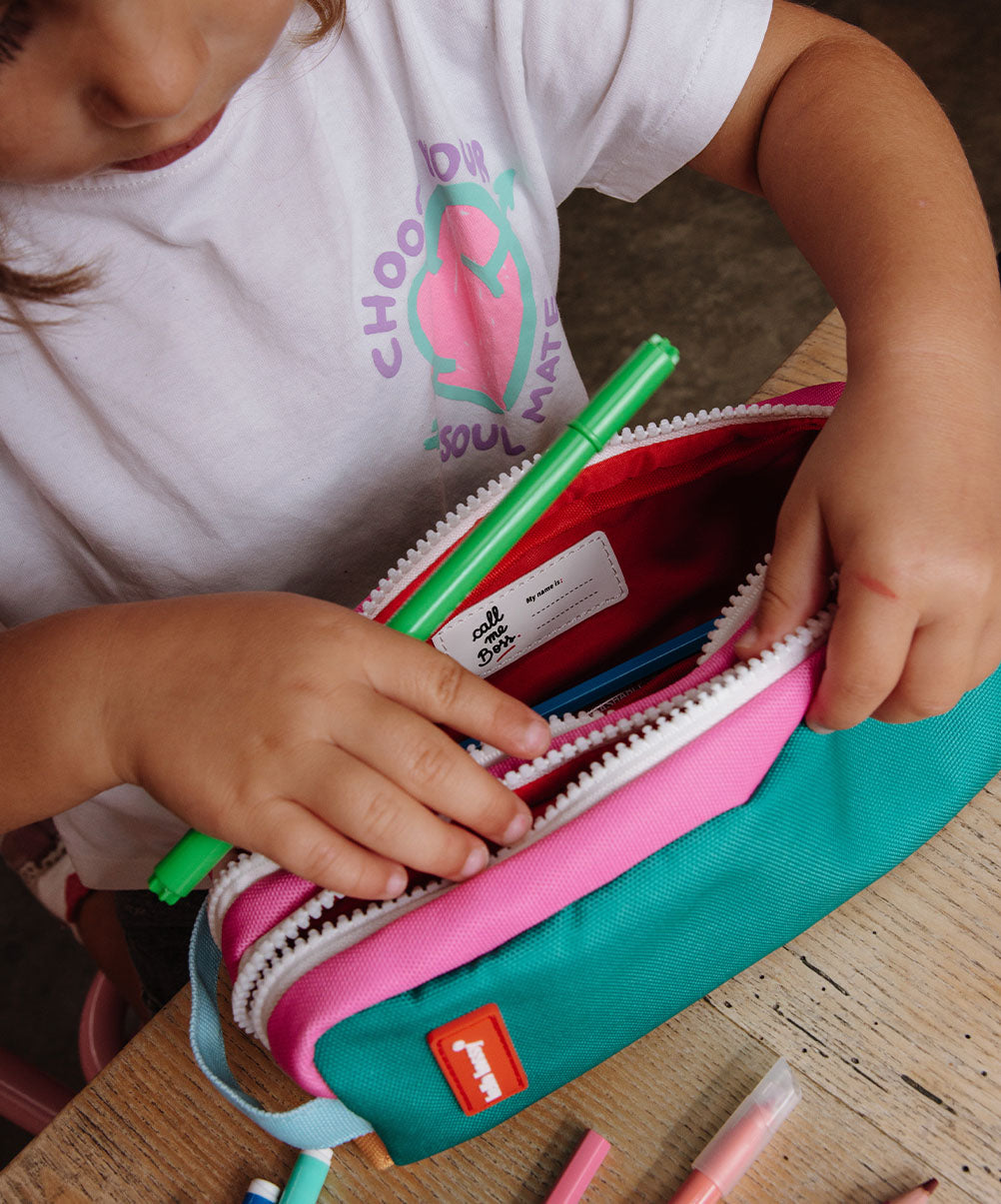 Estojo escolar infantil verde e rosa, fecho duplo, interior vermelho Hello Hossy
