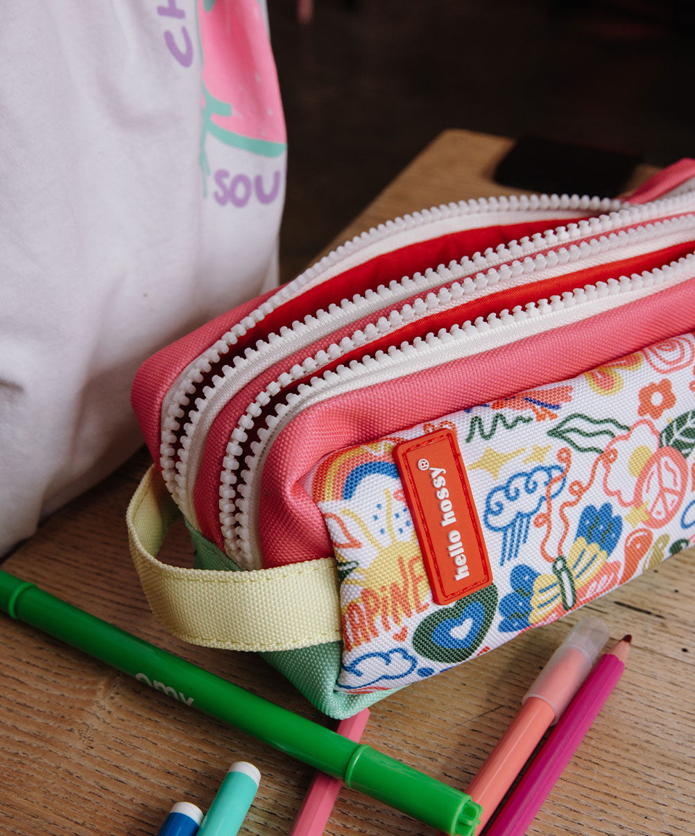 Estojo escolar infantil branco e verde com padrões de flores e fecho duplo Hello Hossy