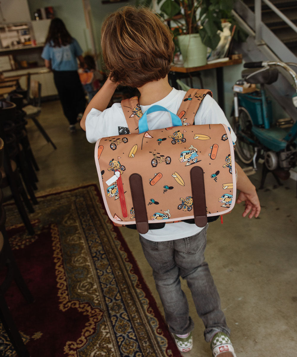 Mochila escolar infantil castanha com padrões de mascote e bicicleta, alças castanhas Hello Hossy