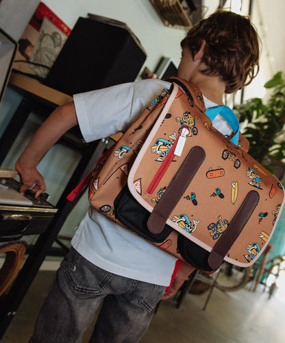 Mochila escolar para criança castanha com padrões de mascotes, bicicleta e fecho vermelho Hello Hossy