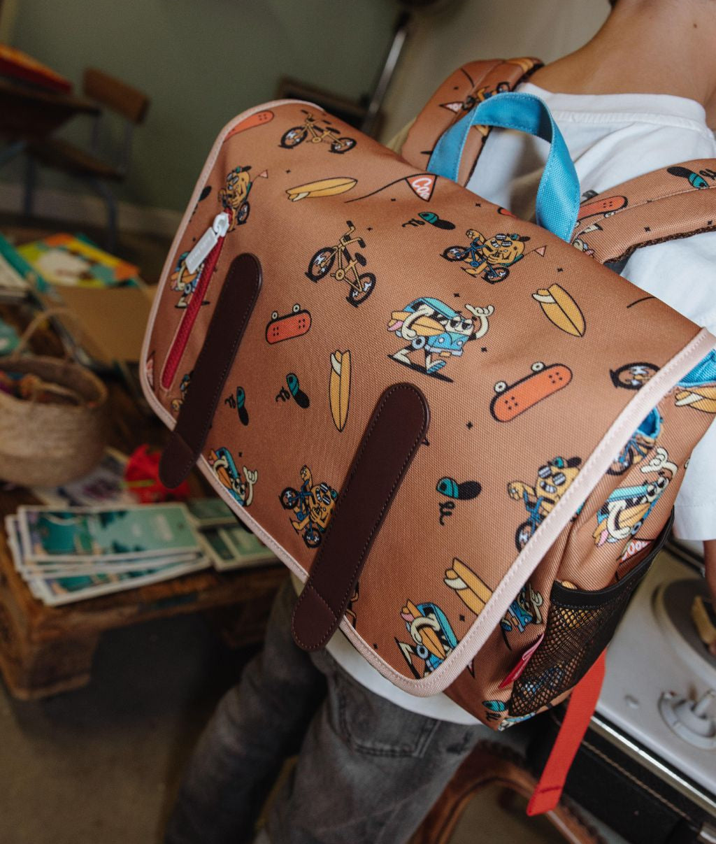 Mochila escolar infantil castanha com padrões de mascotes e bicicleta, bolsos castanhos Hello Hossy