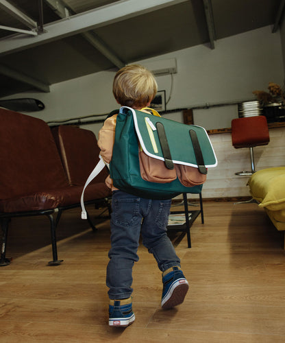 Mochila escolar infantil verde com bolsos castanhos e faixas pretas Hello Hossy