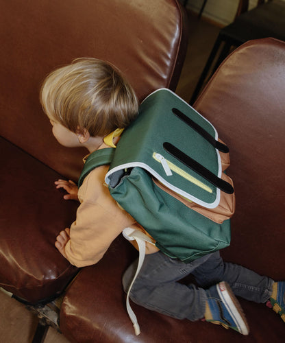 Mochila escolar infantil verde com fecho amarelo e alças pretas Hello Hossy