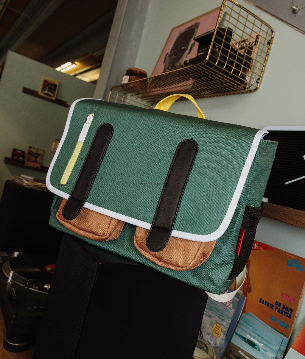Mochila escolar infantil verde com bolsos frontais castanhos e detalhes pretos Hello Hossy