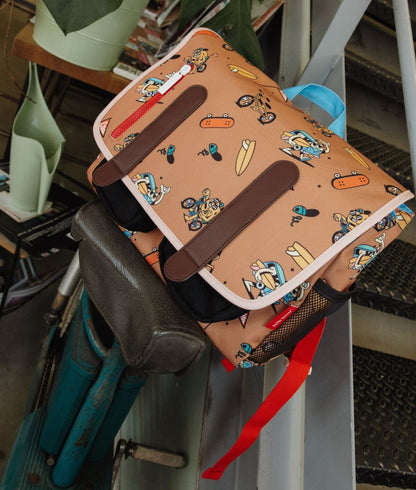 Mochila escolar infantil castanha, padrões de mascotes e bicicleta, bolsos pretos Hello Hossy