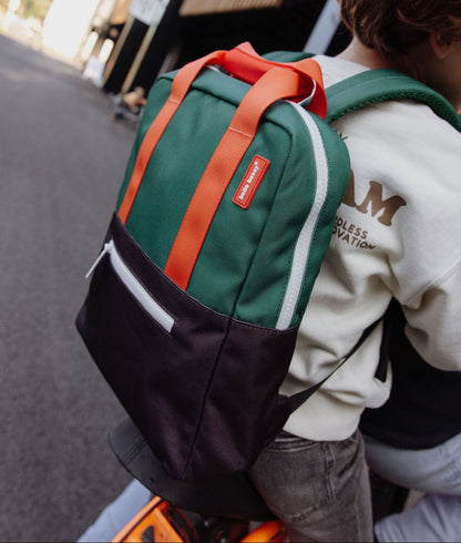 mochila infantil verde-escuro e preta, pegas laranja Hello Hossy