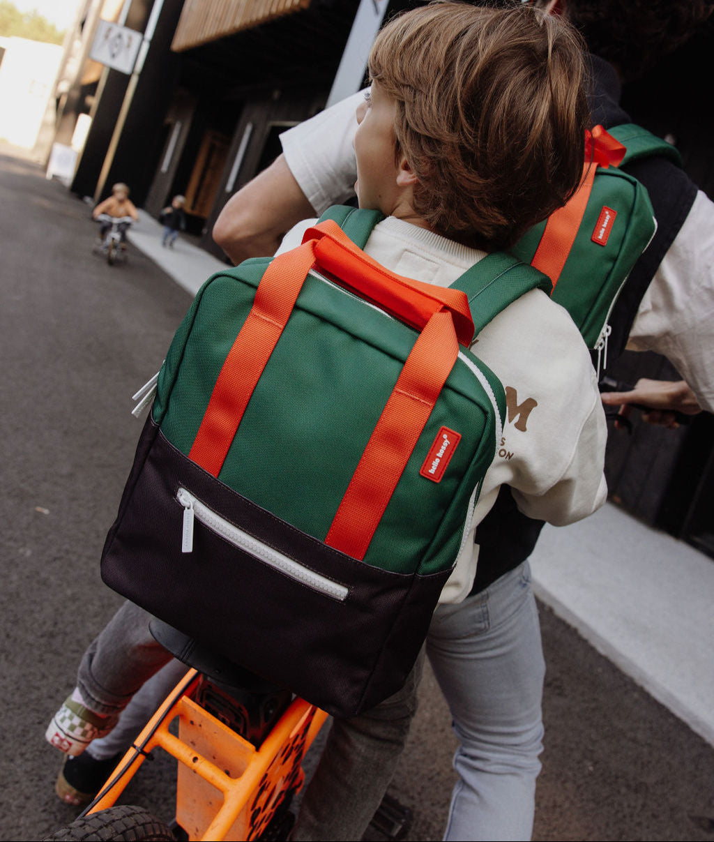 Mochila infantil verde com alças laranja e bolso com fecho Hello Hossy
