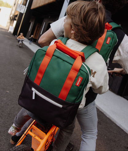 Mochila infantil verde com alças laranja e bolso com fecho Hello Hossy