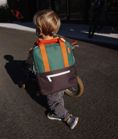 Mochila infantil verde com pegas laranja e bolso frontal com fecho de correr Hello Hossy