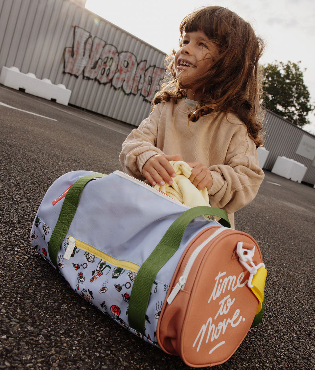Saco de desporto infantil azul com padrão desportivo multicolor, pegas verdes, texto branco Hello Hossy