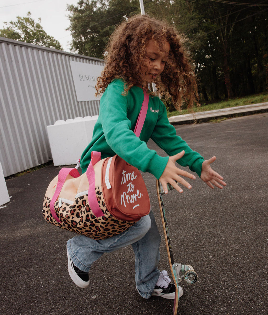 Saco de desporto infantil bege com estampado leopard, alças rosas e detalhe de fecho Hello Hossy
