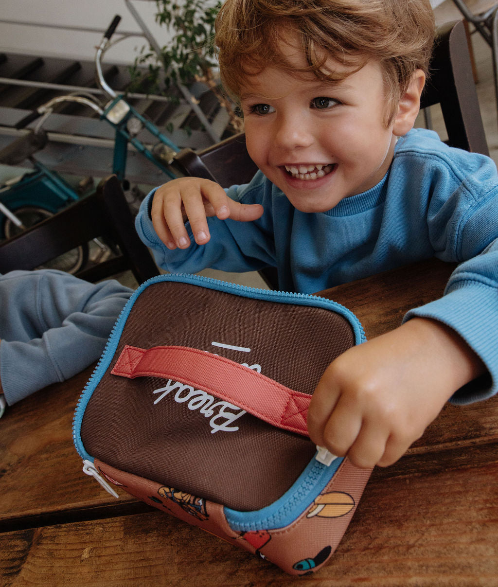 Saco de lanche infantil castanho com padrão de mascote de bicicleta, fecho azul Hello Hossy