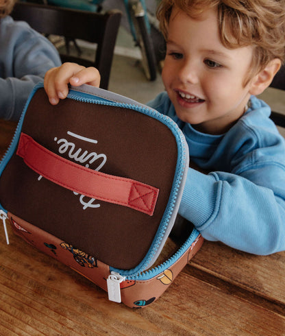 Saco de lanche infantil castanho com estampado de mascote em bicicleta, fecho azul Hello Hossy