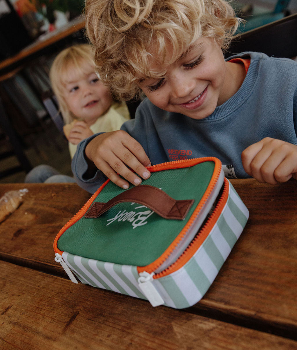 Saco de lanche infantil às riscas verdes, pega castanha, fecho laranja Hello Hossy
