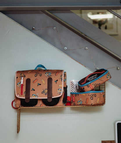 Mochila escolar castanha para criança, padrão de mascote e bicicleta, bolsos frontais, Hello Hossy