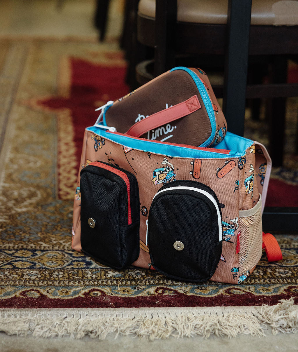 Saco de lanche infantil castanho com padrão de mascote e bicicleta, bolsos pretos Hello Hossy