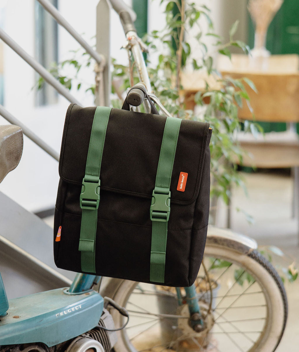 Mochila infantil preta com alças verdes e fecho de clipes Hello Hossy