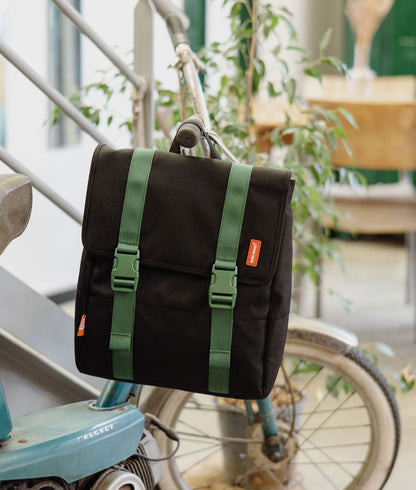 Mochila infantil preta com alças verdes e fecho de clipes Hello Hossy