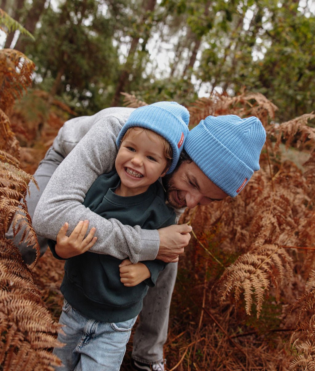 Gorro infantil azul usado em duo com um adulto Hello Hossy