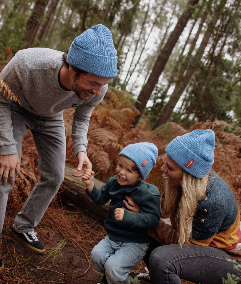 Gorros azuis a combinar para criança e adultos em família Hello Hossy