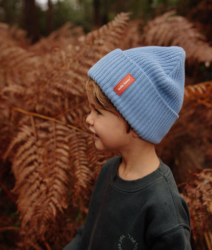 Gorro infantil azul sem pompom, etiqueta cosida laranja Hello Hossy