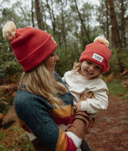 Duo mãe e criança com gorros framboise e pompons, com etiqueta cosida Hello Hossy