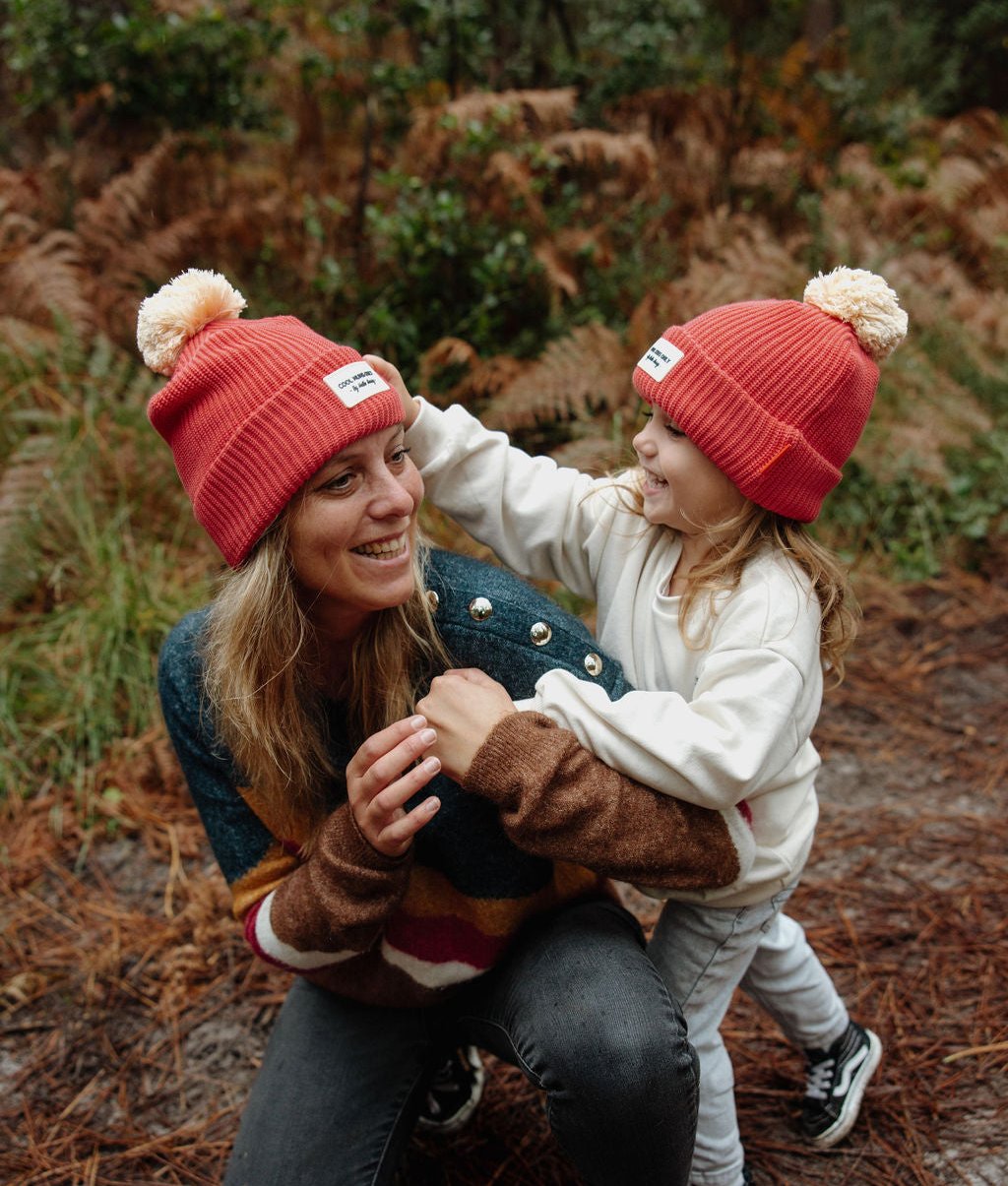 Duo mãe-criança com gorros framboise e pompons a combinar Hello Hossy