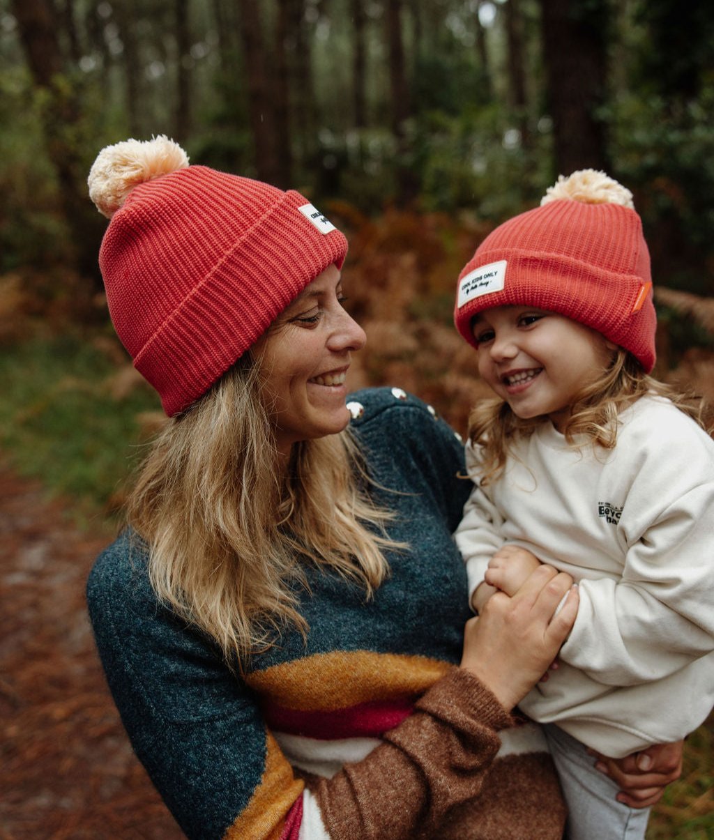 Duo mãe e criança com gorros framboise com pompons Hello Hossy