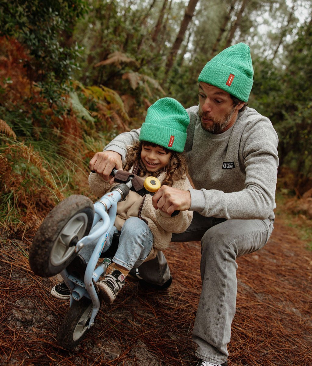 Duo pai e criança com gorros verdes a condizer e etiquetas cosidas Hello Hossy