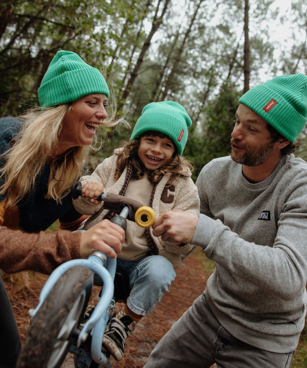 Gorros infantis e de adulto verdes com dobra, família a combinar Hello Hossy