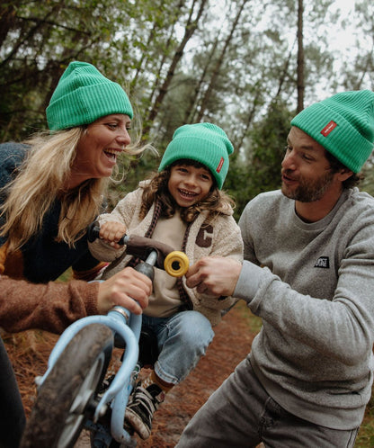 Gorros infantis e de adulto verdes com dobra, família a combinar Hello Hossy