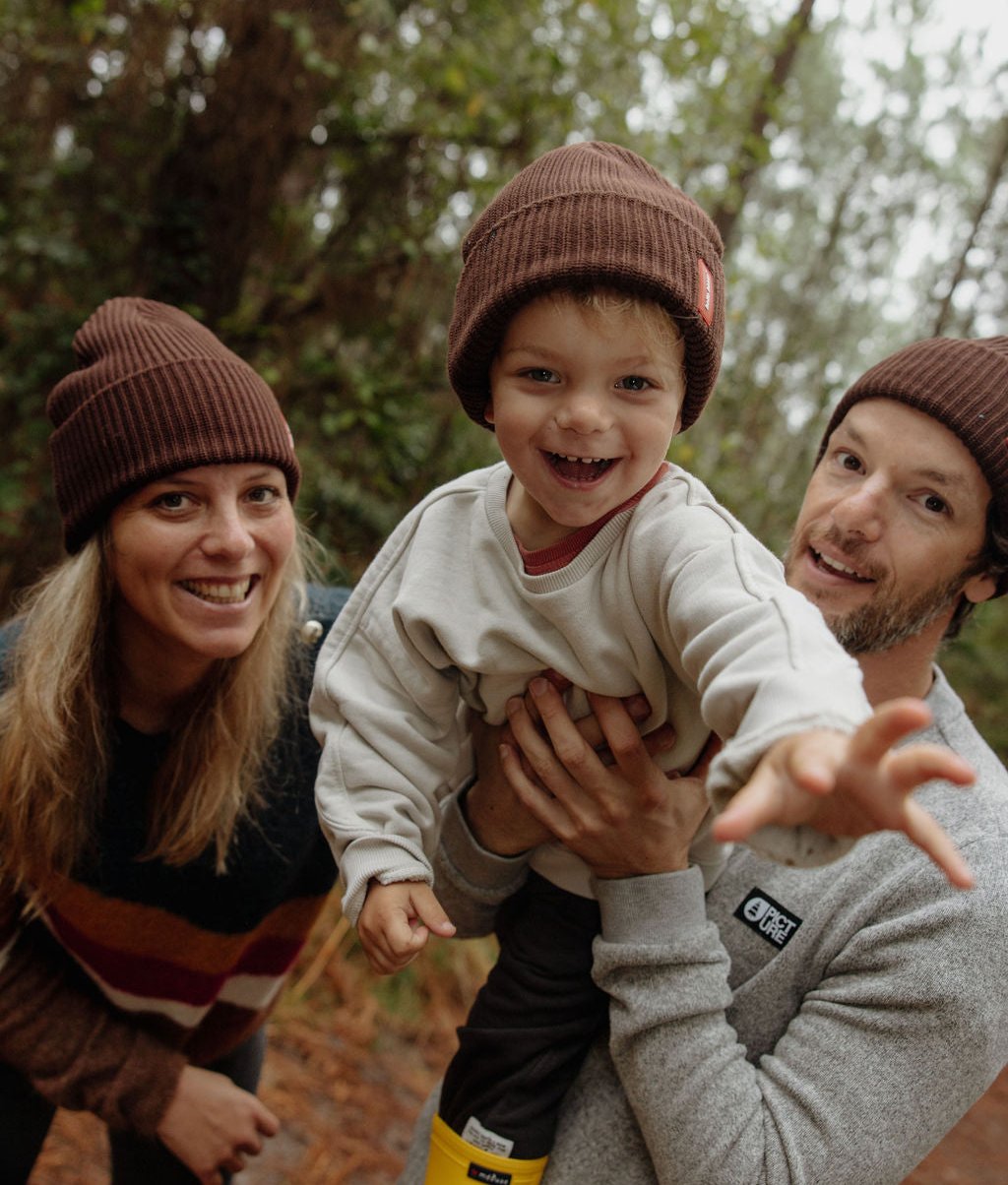 Gorro infantil castanho usado por uma criança e os seus pais Hello Hossy