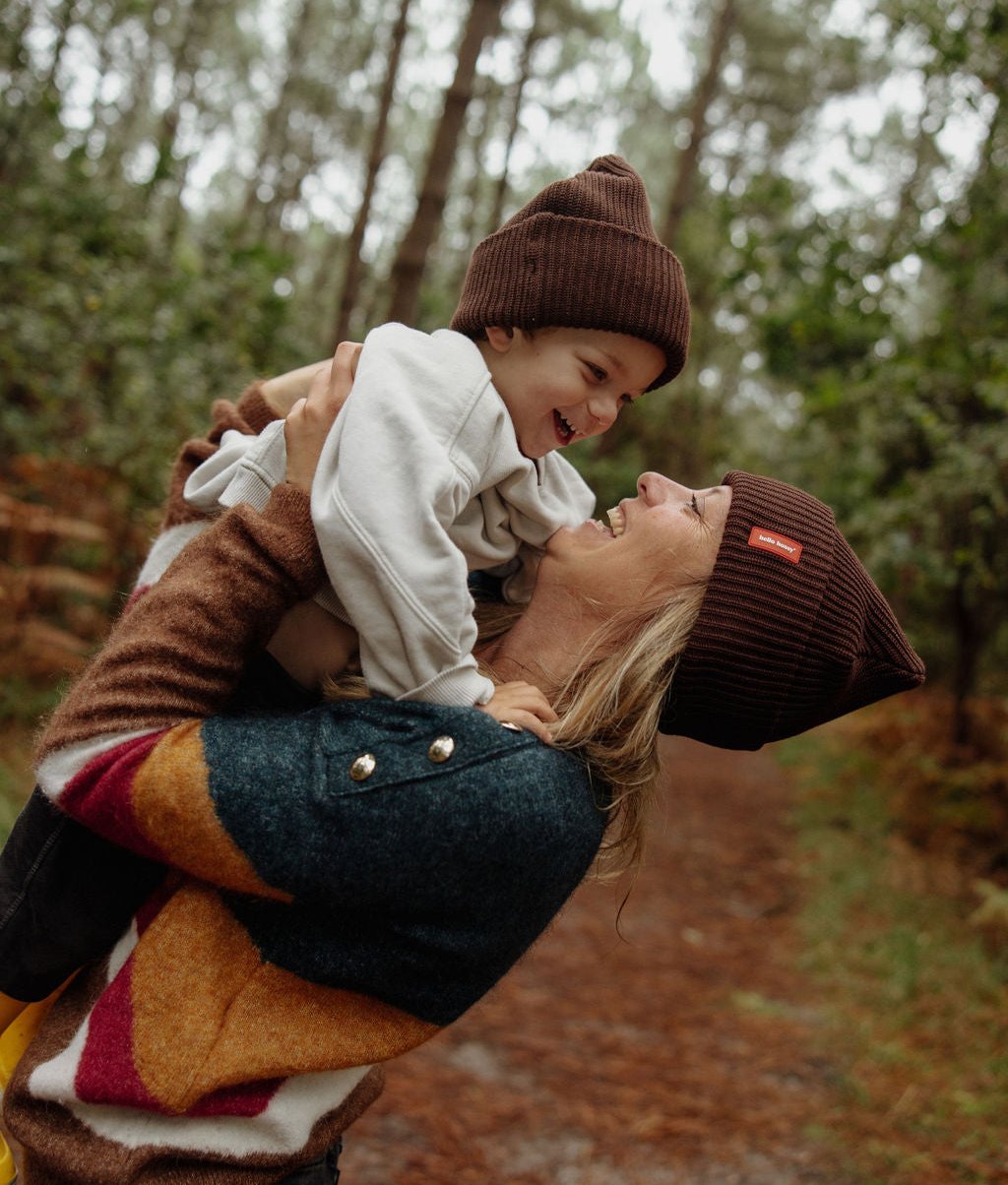 Duo mãe e criança com gorros castanhos a combinar Hello Hossy