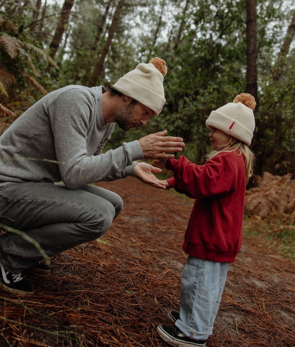 Gorro infantil bege com pompom, etiqueta vermelha, com pai Hello Hossy