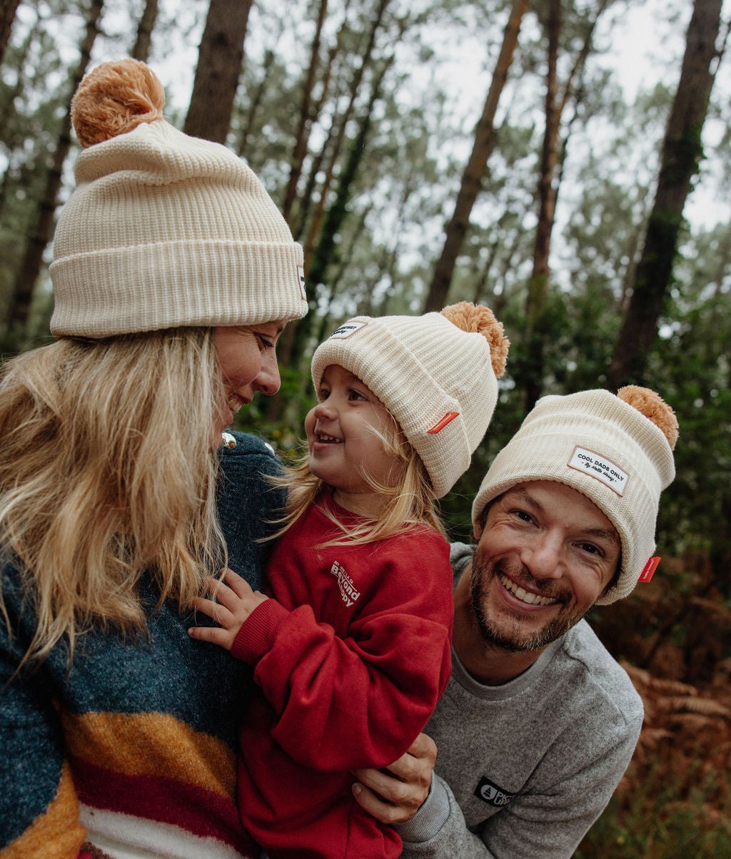 Gorros infantis e para adultos bege com pompom e etiqueta cosida Hello Hossy